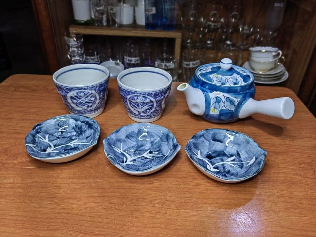Teapot Set - 6 pieces (Category: Coffee & Tea Tableware) located in Cebu City. Submitted by dudes_villanueva (Listing ID 1382804773, Image 1). Description: Teapot Set - 6 pieces Includes : 1 Teapot 2 Stoneware Teacups 3 Leaf Saucers.
