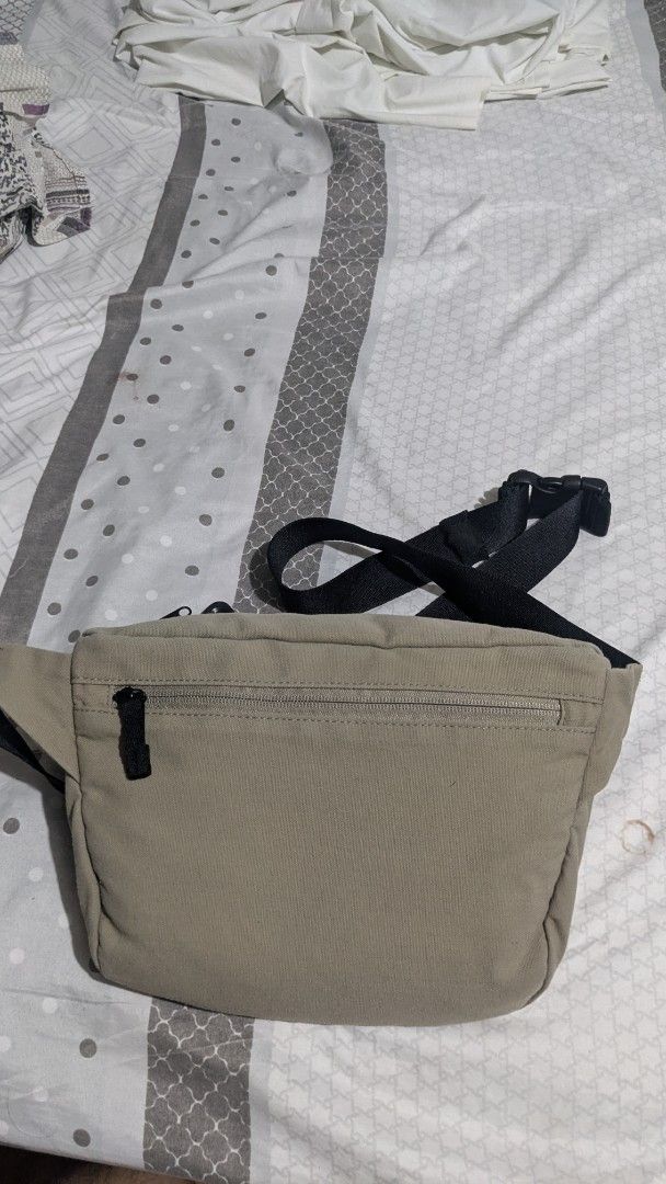 Uniqlo Waist Bag (Robic Edition) (Category: Sling Bags) located in Marikina City. Submitted by gonegonethankyou (Listing ID 1382815251, Image 2). Description: Bought in Malaysia, only used it as a emergency Bag during my 1 week stay, limited edition sya and bought it around 1200 pesos, free protection hook this is last price already buyer shoulders shipping fee or meet up around Marikina area.