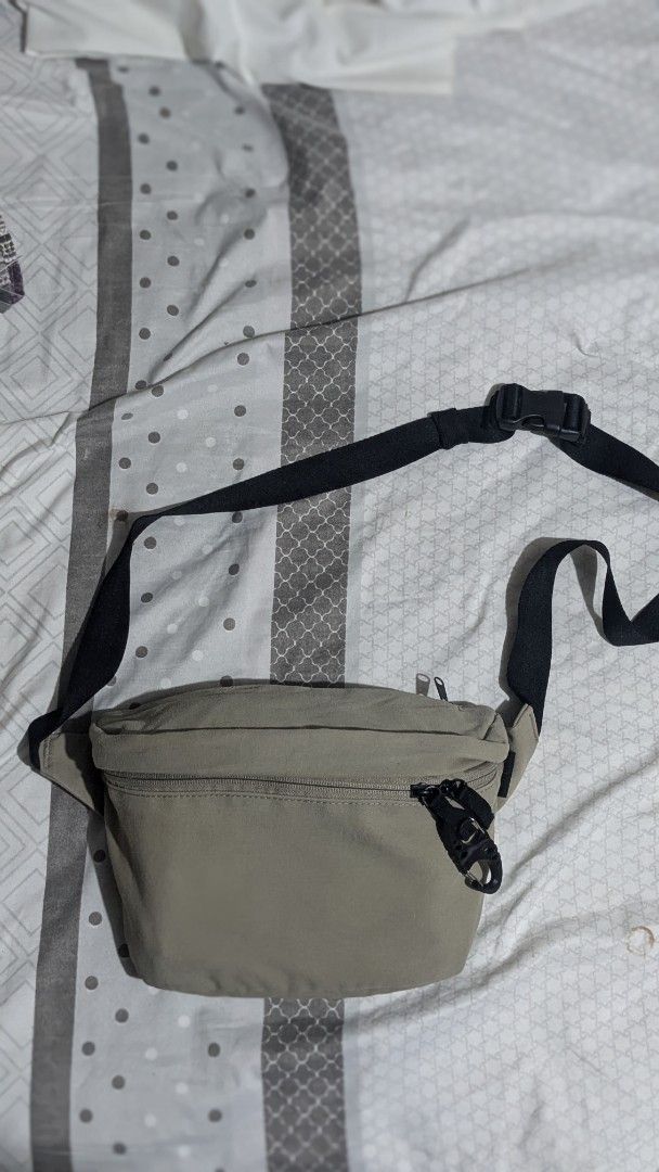 Uniqlo Waist Bag (Robic Edition) (Category: Sling Bags) located in Marikina City. Submitted by gonegonethankyou (Listing ID 1382815251, Image 1). Description: Bought in Malaysia, only used it as a emergency Bag during my 1 week stay, limited edition sya and bought it around 1200 pesos, free protection hook this is last price already buyer shoulders shipping fee or meet up around Marikina area.