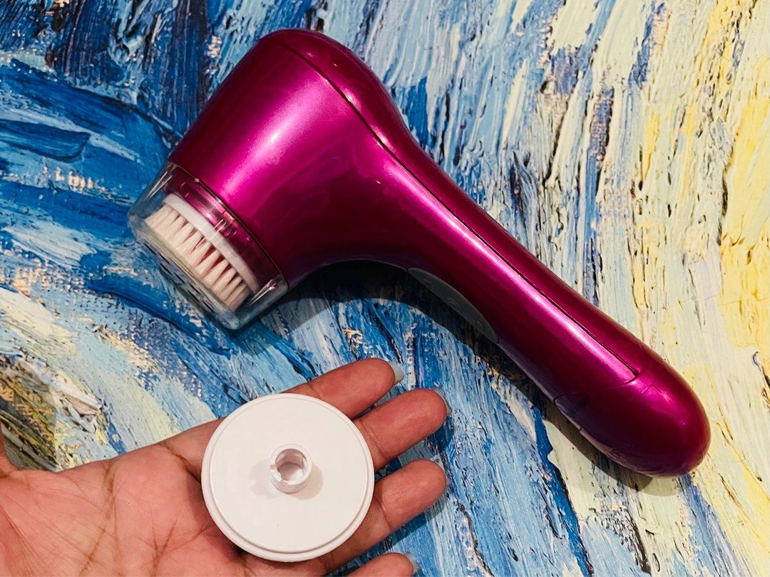 Vivitar Facial Power Brush (Category: Face Care) located in Quezon City. Submitted by katchierandomness (Listing ID 1382865275, Image 2). Description: Model: PG-7000. Color pink, with 2 brush heads, with nylon bristles. Dimensions: 4.8” x 2.6” x 8.4”. Batteries needed are AA. May show shelf wear. You can pay via GCash, Maya or BPI QR code..