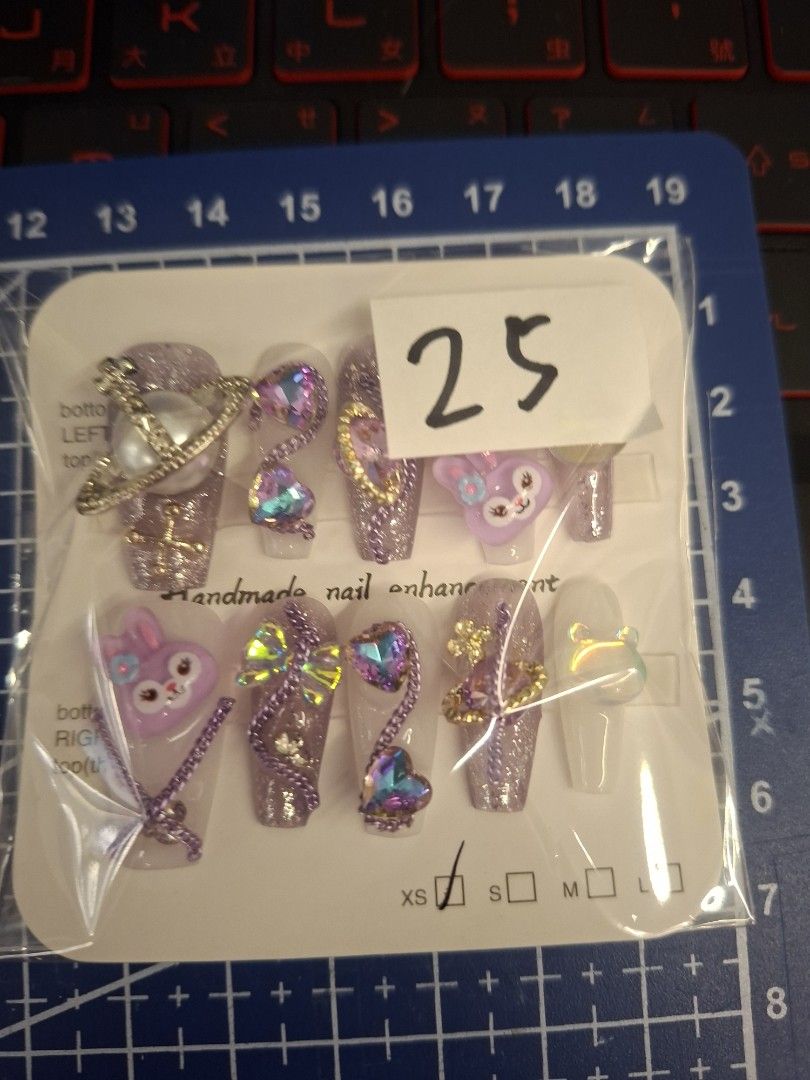 由 .yun.yun. (刊登 ID 1382760371，圖片 2) 提交，位於 台中市 (Taichung) 的 Xs碼穿戴甲 (類別：美甲、手部保養)，說明：因為要搬家 穿戴甲買太多佔空間所以賣出 每種都只有一副 會送一張果凍膠❣️需要近看歡迎私聊。
