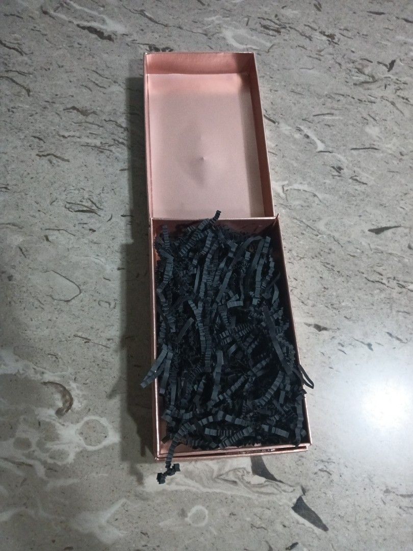 由 yayay0130 (刊登 ID 1382804002，圖片 2) 提交，位於 台北市 (Taipei) 的 YSL情人節限定禮盒 (類別：化妝品)，說明：專櫃贈貨 購買賣場YSL唇釉可以直接送。
