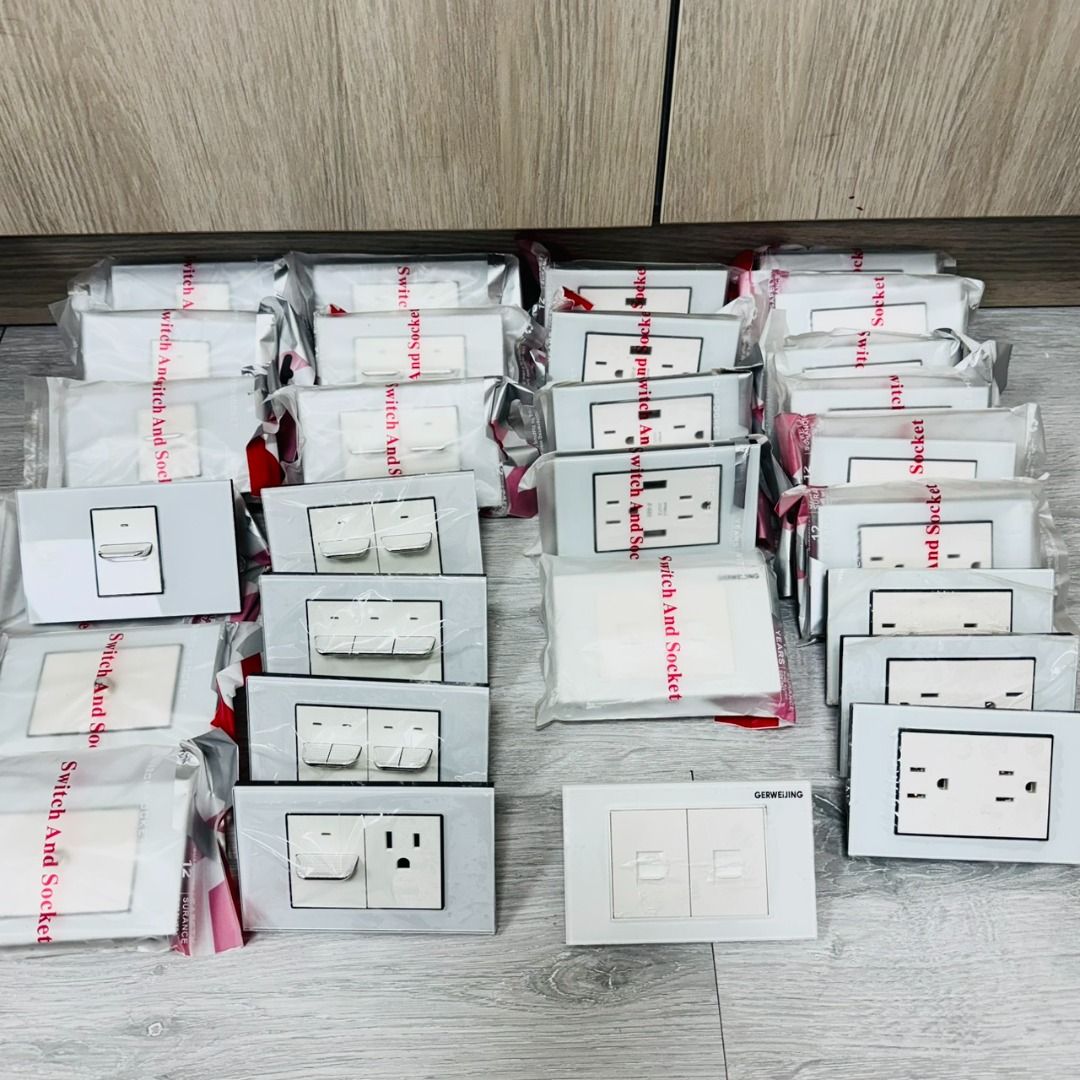 由 douer983 (刊登 ID 1382941576，圖片 1) 提交，位於 台北市 (Taipei) 的 甩賣28個鋼化面板插座開關 如圖 不議價 原價8500 (類別：其他居家裝飾)，說明：六孔插座*9 USB+6孔*4 一開*4 二開*4 三開*1 四開*1 電視*2 電話電腦*2 。