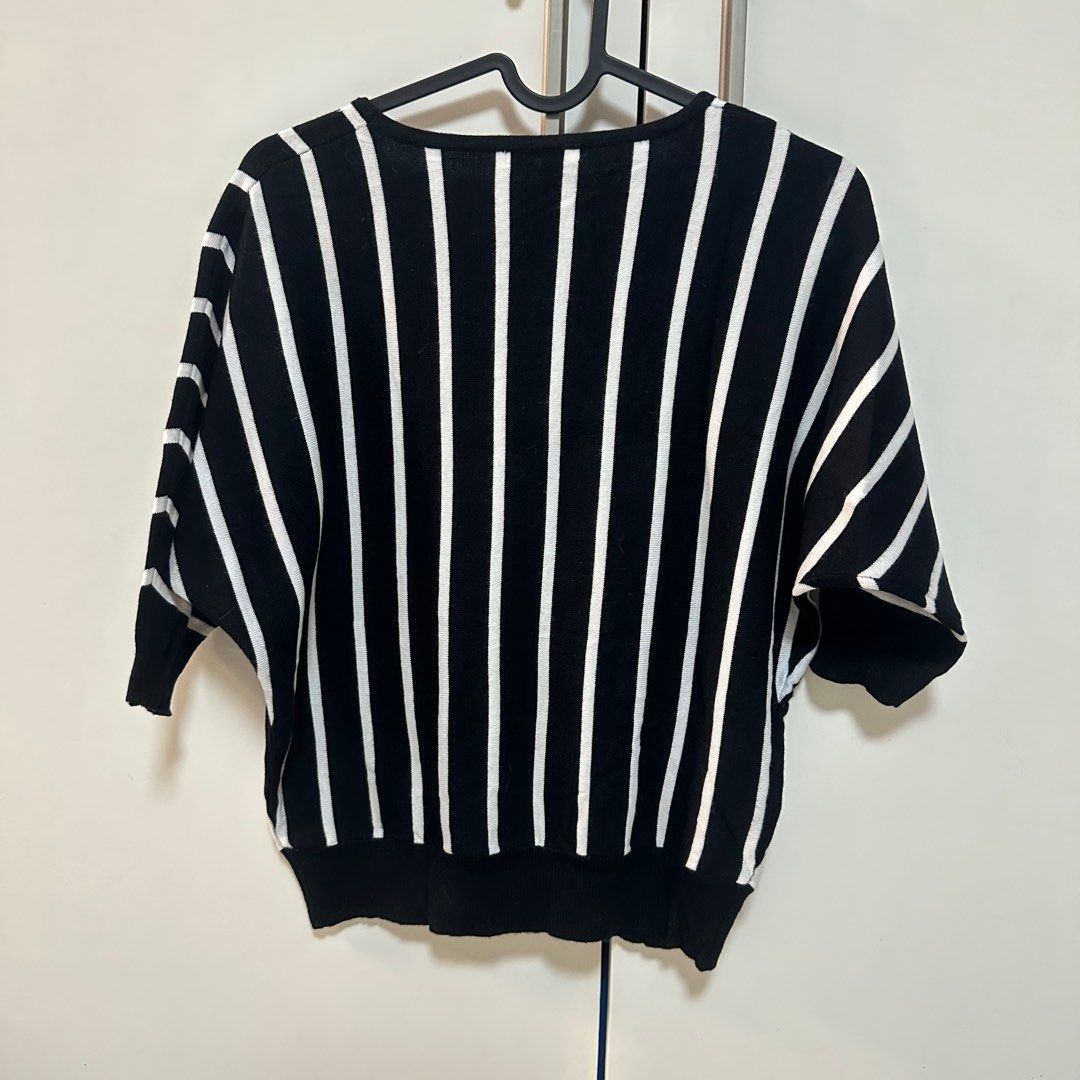 2pcs knitted top set (black and red) (Category: Others Tops) located in Antipolo. Submitted by woozisruby (Listing ID 1383017429, Image 3). Description: Need washing since matagal na tambak.