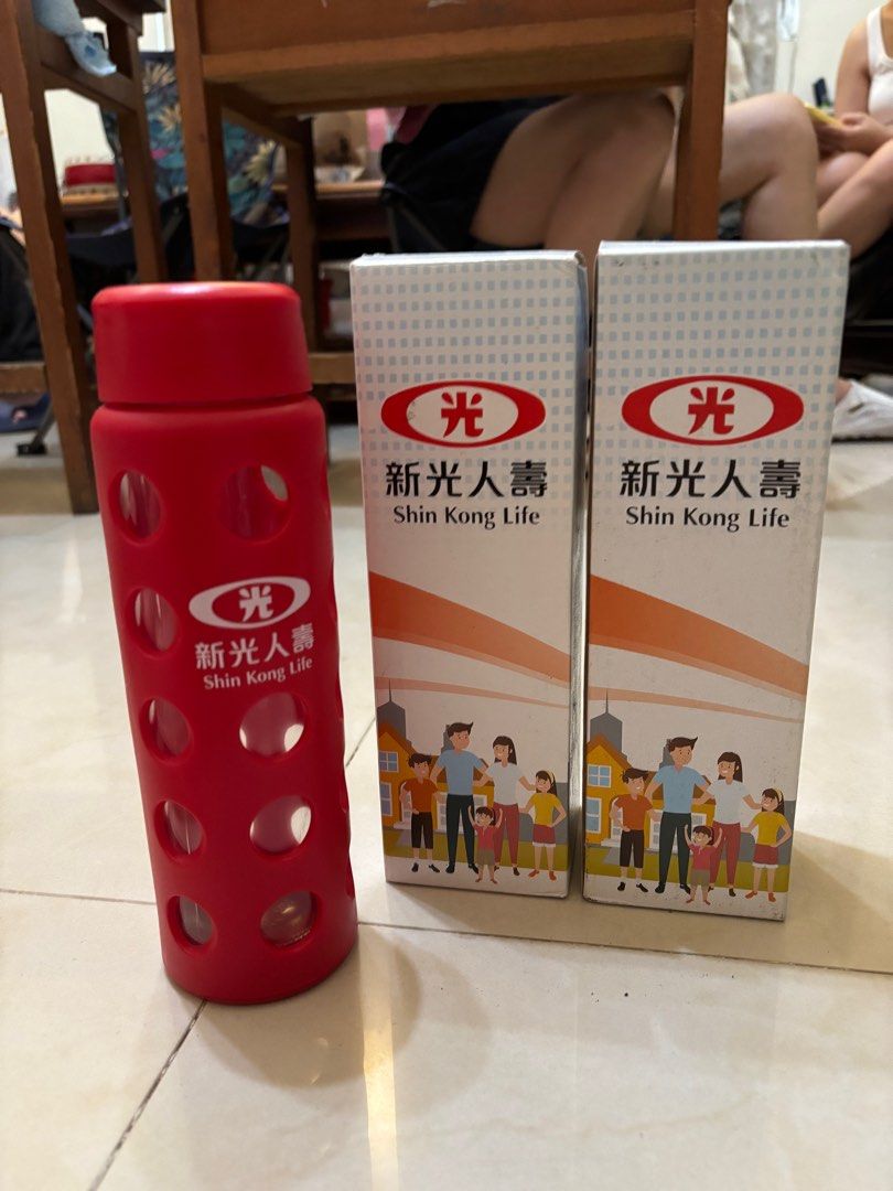 由 chenlin._ (刊登 ID 1382984119，圖片 1) 提交，位於 台中市 (Taichung) 的 新光人壽絕版玻璃水瓶 (類別：水杯、水壺)，說明：有兩個 可議價 一律走賣 貨便。