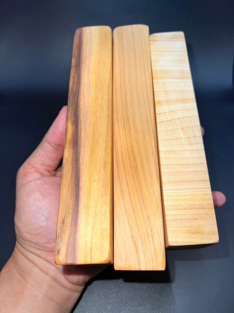 由 fupinxuan (刊登 ID 1382999522，圖片 3) 提交，位於 高雄市 (Kaohsiung) 的 138台灣原始林重油閃花黃檜原木擺件（（三支）。 (類別：花瓶園藝)，說明：台灣原始林重油閃花黃檜原木擺件。三支重量454公克。 1:高17.5公分，寬4.8公分，深3公分。 2:高19.5公分，寬4.5公分，深3.2公分。 3:高18.5公分，寬5.7公分，深3.3公分。 重油油線紋路漂亮帶點閃花，材質溫潤，年輪綿密，物件已經放一段時間，材質穩定，未上漆只上護木蠟保養，香茅味道，手機打光拍照木頭顏色會有色差誤差。天然木多少有雞爪細微、裂痕、瑕疵完美主義者請三思，適合當擺件或把玩。值得收藏。。