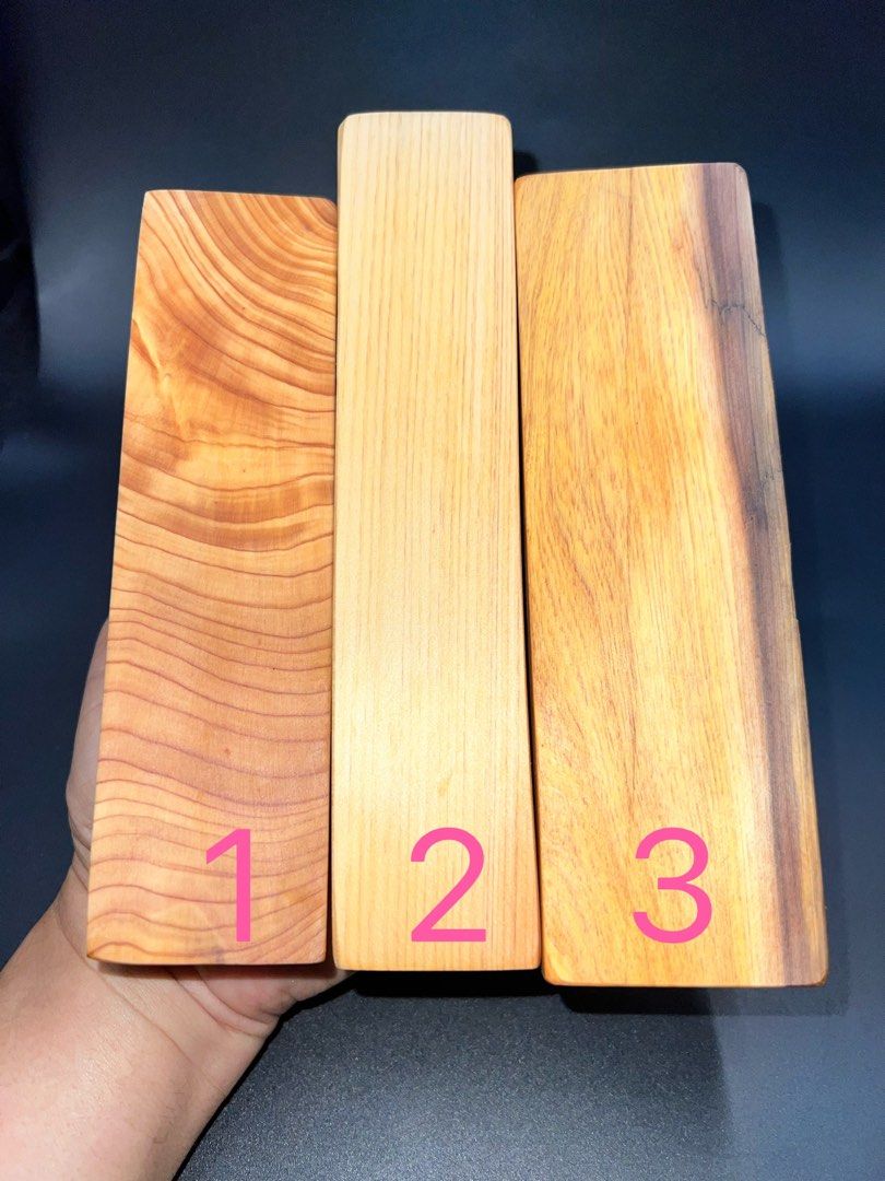 由 fupinxuan (刊登 ID 1382999522，圖片 1) 提交，位於 高雄市 (Kaohsiung) 的 138台灣原始林重油閃花黃檜原木擺件（（三支）。 (類別：花瓶園藝)，說明：台灣原始林重油閃花黃檜原木擺件。三支重量454公克。 1:高17.5公分，寬4.8公分，深3公分。 2:高19.5公分，寬4.5公分，深3.2公分。 3:高18.5公分，寬5.7公分，深3.3公分。 重油油線紋路漂亮帶點閃花，材質溫潤，年輪綿密，物件已經放一段時間，材質穩定，未上漆只上護木蠟保養，香茅味道，手機打光拍照木頭顏色會有色差誤差。天然木多少有雞爪細微、裂痕、瑕疵完美主義者請三思，適合當擺件或把玩。值得收藏。。