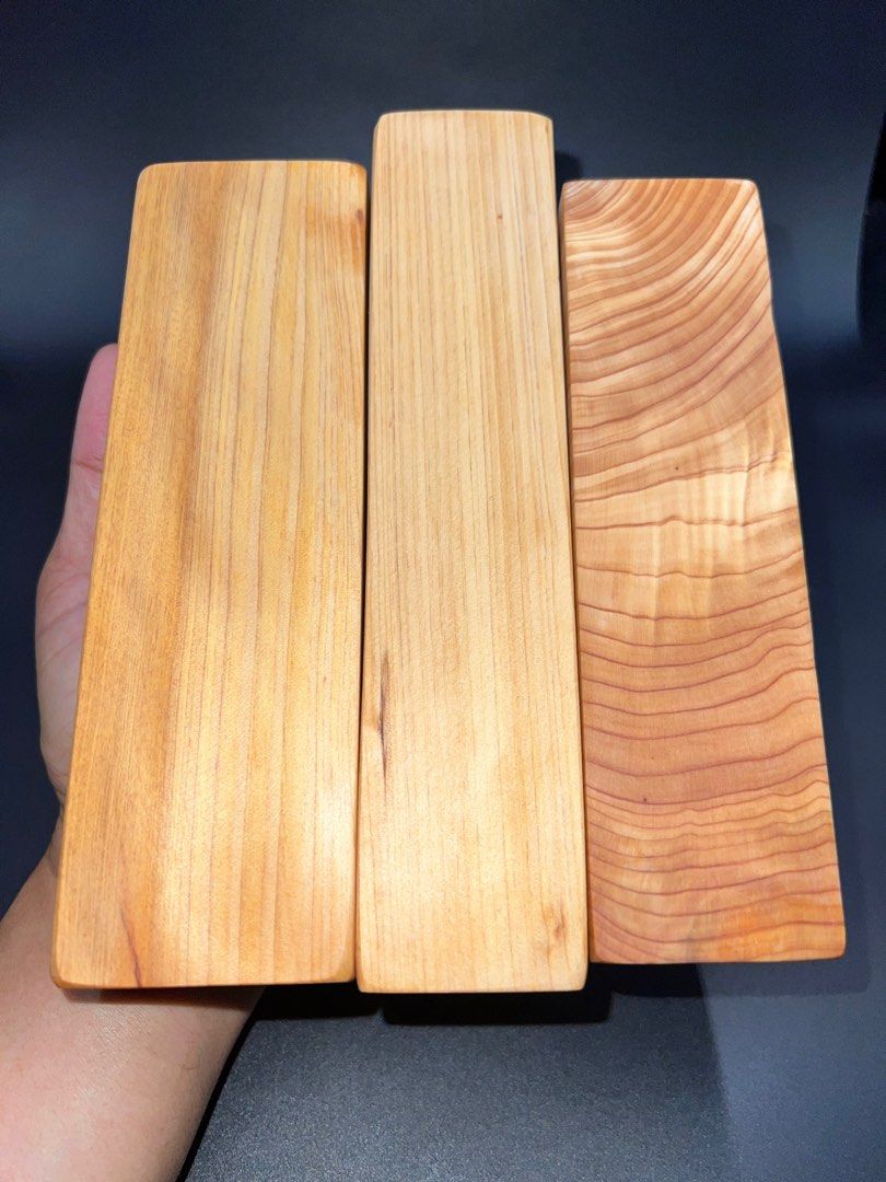 由 fupinxuan (刊登 ID 1382999522，圖片 2) 提交，位於 高雄市 (Kaohsiung) 的 138台灣原始林重油閃花黃檜原木擺件（（三支）。 (類別：花瓶園藝)，說明：台灣原始林重油閃花黃檜原木擺件。三支重量454公克。 1:高17.5公分，寬4.8公分，深3公分。 2:高19.5公分，寬4.5公分，深3.2公分。 3:高18.5公分，寬5.7公分，深3.3公分。 重油油線紋路漂亮帶點閃花，材質溫潤，年輪綿密，物件已經放一段時間，材質穩定，未上漆只上護木蠟保養，香茅味道，手機打光拍照木頭顏色會有色差誤差。天然木多少有雞爪細微、裂痕、瑕疵完美主義者請三思，適合當擺件或把玩。值得收藏。。