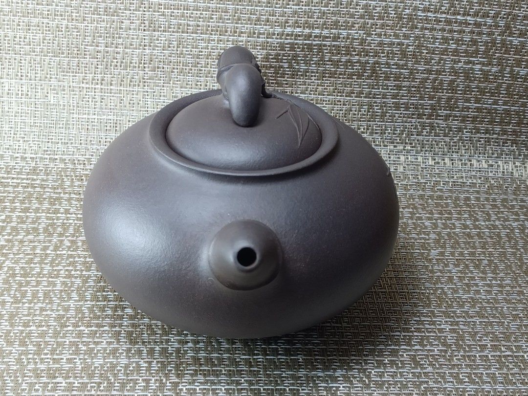由 jupiter_5957 (刊登 ID 1382915791，圖片 3) 提交，位於 高雄市 (Kaohsiung) 的 名家董夕根 道洪竹 (類別：茶具配件)，說明：名家董夕根 道洪竹 《泥料》：紫砂 《底款》：董夕根 《把款》：董 《蓋款》：董夕根 《出水》：7孔 《容量》：260cc 家中長輩珍藏釋出，品相美，土胎讚，保真；早期壺難免輕微窯疵、碳點、工痕、跳沙、蓋無法完全密合、皆是很正常的，除非很明顯，會先標示告知，吹毛求疵完美主意者，請三思後再出價，恕不退貨，除非有瑕疵，謝謝您。 [壺實品拍攝如圖所示，請您一定要點細圖賞壺喲～]。
