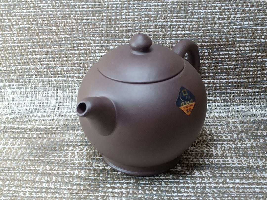 由 jupiter_5957 (刊登 ID 1382989157，圖片 2) 提交，位於 高雄市 (Kaohsiung) 的 一廠白標期 黃希英 椰子壺 (類別：茶具配件)，說明：一廠白標期 黃希英 椰子壺 《泥料》：紫砂 《底款》：黃希英製 《把款》：英 《蓋款》：希英 《出水》：單孔 《容量》：280cc 家中長輩珍藏釋出，品相美，土胎讚，保真；早期壺難免輕微窯疵、碳點、工痕、跳沙、蓋無法完全密合、皆是很正常的，除非很明顯，會先標示告知，吹毛求疵完美主意者，請三思後再出價，恕不退貨，除非有瑕疵，謝謝您。 [壺實品拍攝如圖所示，請您一定要點細圖賞壺喲～]。