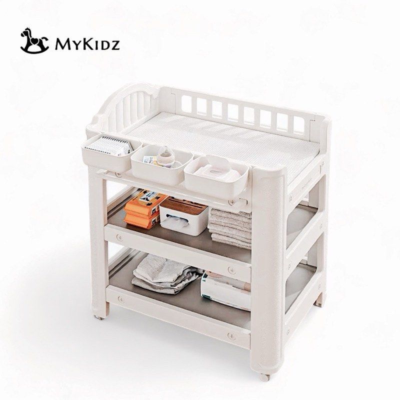 由 chu80516 (刊登 ID 1382918038，圖片 1) 提交，位於 基隆市 (Keelung) 的 轉賣現貨 多功能尿布台 護理台 安全無毒無甲醛 (類別：尿布台)，說明：尿布台 有兩個掛盒➕乳膠墊 商品很新，非常方便 用不到，便宜售出 已組裝好，基隆面交 若台北地區可私訊詢問。