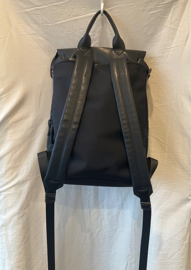 由 bubscloset (刊登 ID 1382968150，圖片 2) 提交，位於 嘉義市 (Chiayi City) 的 ［全新］背包 電腦包 雙肩 牛皮拼防水布 (類別：筆記型電腦包包)，說明：德國S皮拼深藍色驢家同款防水帆布，實物非常有質感 尺寸：單一尺寸 品相：全新未使用 ⚠️ 除特別標示外，所出售均為自用【二手】閒置品，有使用痕跡如褶皺、線頭、毛球、水洗標褪色等是正常的喔，若有污損會特別說明。需要衣服具體數據、細節或加固包裝等請善用chat。自用品售出恕不退換，敬請見諒（交易前請詳閱賣場介紹）🙏。