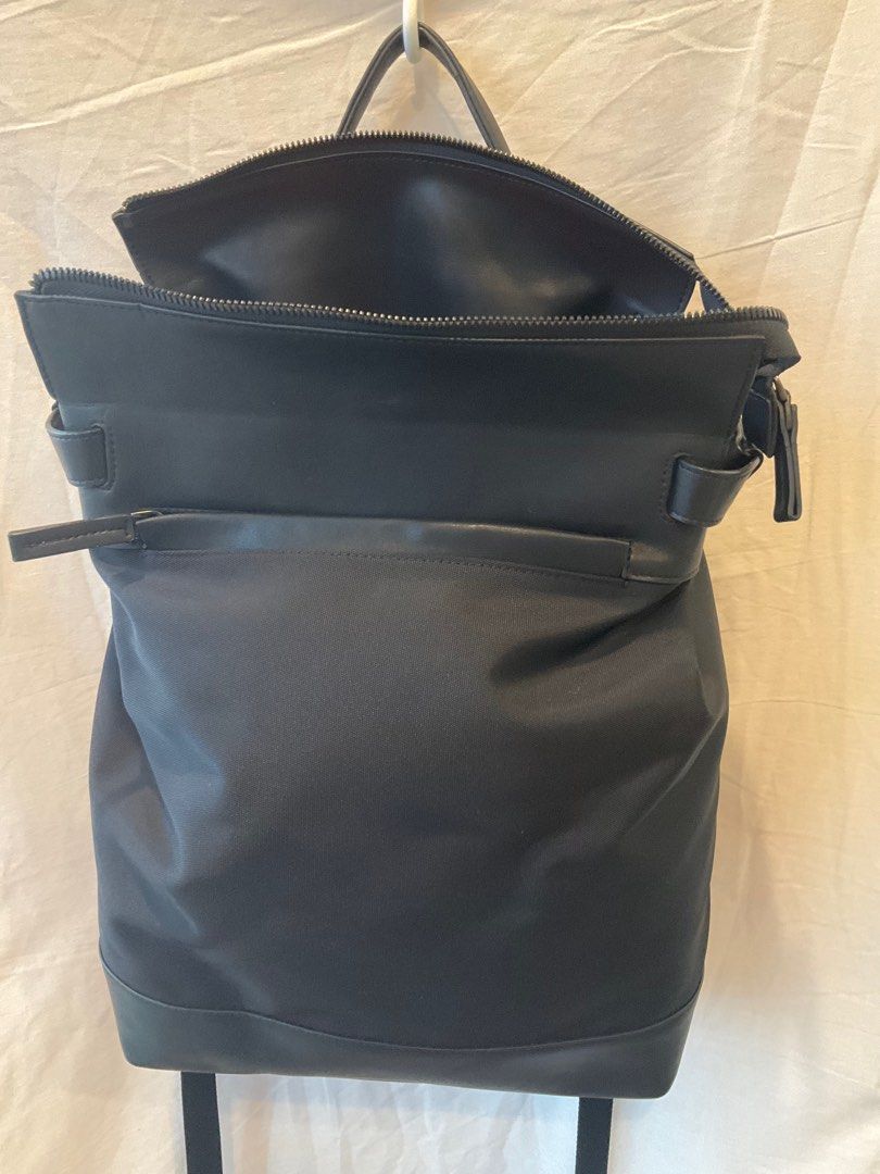 由 bubscloset (刊登 ID 1382968150，圖片 3) 提交，位於 嘉義市 (Chiayi City) 的 ［全新］背包 電腦包 雙肩 牛皮拼防水布 (類別：筆記型電腦包包)，說明：德國S皮拼深藍色驢家同款防水帆布，實物非常有質感 尺寸：單一尺寸 品相：全新未使用 ⚠️ 除特別標示外，所出售均為自用【二手】閒置品，有使用痕跡如褶皺、線頭、毛球、水洗標褪色等是正常的喔，若有污損會特別說明。需要衣服具體數據、細節或加固包裝等請善用chat。自用品售出恕不退換，敬請見諒（交易前請詳閱賣場介紹）🙏。