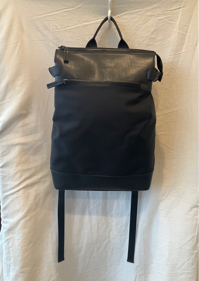 由 bubscloset (刊登 ID 1382968150，圖片 1) 提交，位於 嘉義市 (Chiayi City) 的 ［全新］背包 電腦包 雙肩 牛皮拼防水布 (類別：筆記型電腦包包)，說明：德國S皮拼深藍色驢家同款防水帆布，實物非常有質感 尺寸：單一尺寸 品相：全新未使用 ⚠️ 除特別標示外，所出售均為自用【二手】閒置品，有使用痕跡如褶皺、線頭、毛球、水洗標褪色等是正常的喔，若有污損會特別說明。需要衣服具體數據、細節或加固包裝等請善用chat。自用品售出恕不退換，敬請見諒（交易前請詳閱賣場介紹）🙏。