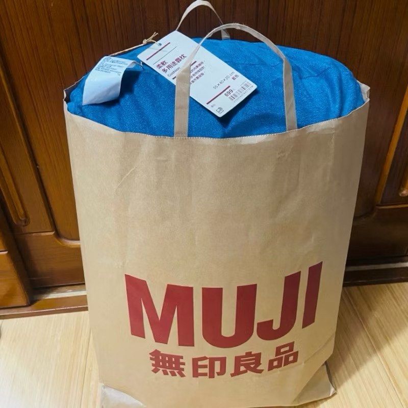 由 zakka_shop (刊登 ID 1383011397，圖片 2) 提交，位於 台北市 (Taipei) 的 無印良品 柔軟多用途靠枕 靠枕 靠背 午睡枕 (類別：枕頭)，說明：全新 深藍一個 建議面交，超取可，不過可能會壓縮一下 全家 貨到付款 免運。