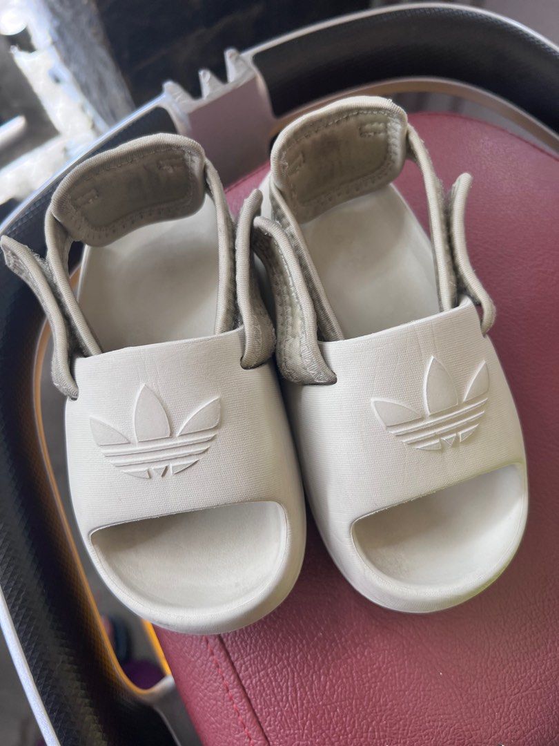 ADIDAS (Category: Babies & Kids Fashion) located in Johor Bahru. Submitted by sharmeen_ (Listing ID 1382973698, Image 1). Description: Us9K Manual 16.5cm Prefer 15-16cm Ada kotak.