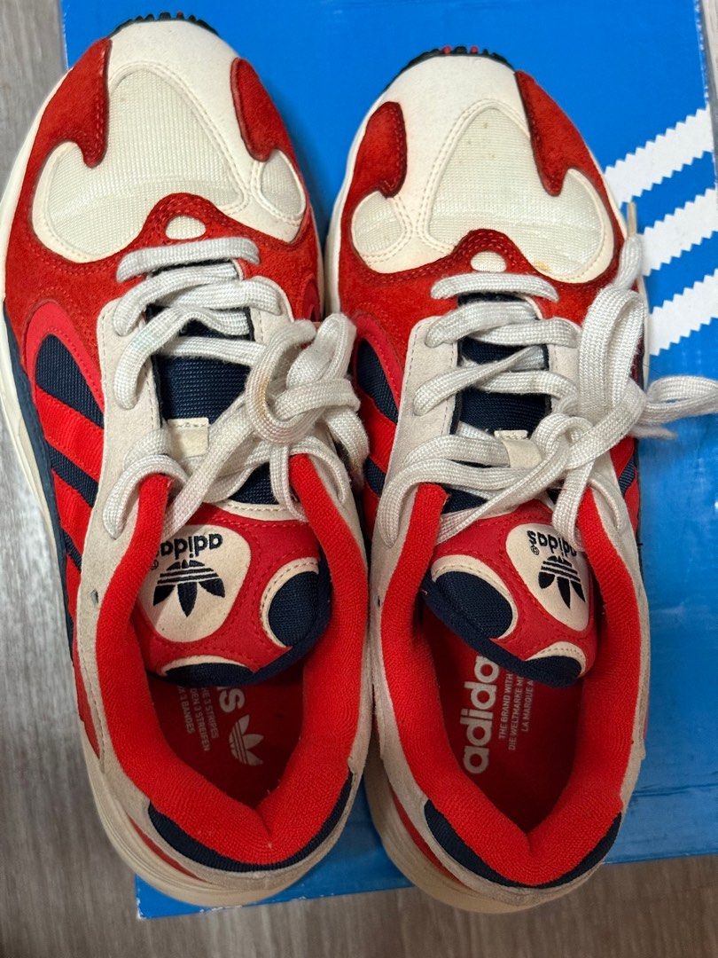由 90louise (刊登 ID 1382917431，圖片 2) 提交，位於 彰化縣 (Changhua) 的 Adidas 運動鞋/球鞋/增高鞋/工作鞋 (類別：運動鞋、球鞋)，說明：26公分 韓國購入的，盒子還在 誠可議！！！！歡迎來詢問！ 圖中污漬應該是放太久出現的🥺，洗的掉～平常很愛惜鞋！鞋底狀況很好 有興趣可以來問！。