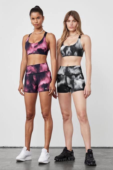 Alo Yoga Aurora set (Category: Activewear) located in Dasmarinas. Submitted by 32mimimi (Listing ID 1383056008, Image 2). Description: Black and white Brand new with tag.