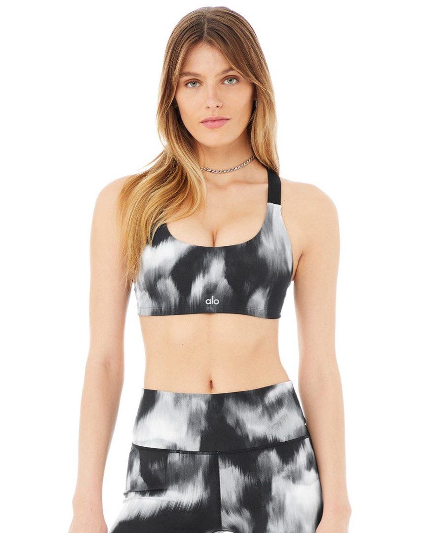 Alo Yoga Aurora set (Category: Activewear) located in Dasmarinas. Submitted by 32mimimi (Listing ID 1383056008, Image 1). Description: Black and white Brand new with tag.
