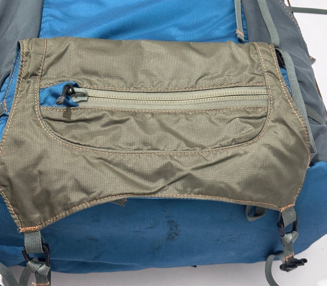 Backpack （分類：運動服裝）位於 Hong Kong。 由 k.k.i 提交（商品編號 1382917576，圖片 8）。簡介： 腰帶細碼 地鐵站交收 但個底有污跡 。