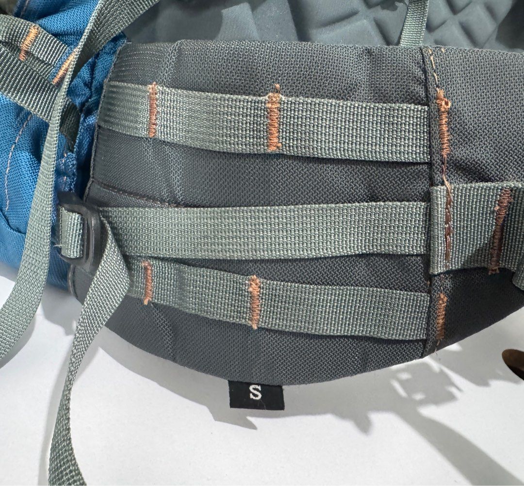 Backpack （分類：運動服裝）位於 Hong Kong。 由 k.k.i 提交（商品編號 1382917576，圖片 6）。簡介： 腰帶細碼 地鐵站交收 但個底有污跡 。