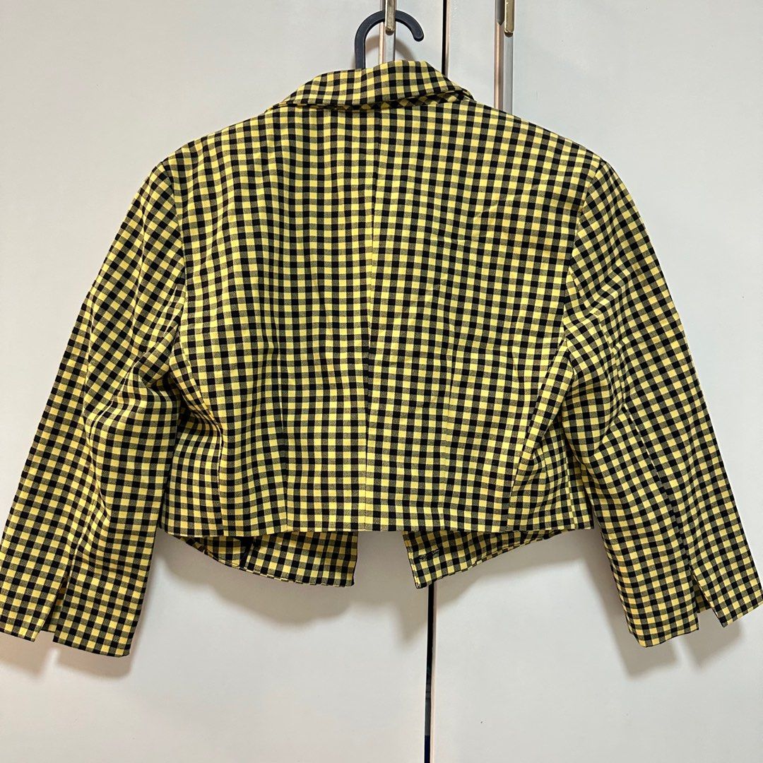 Bershka checkered crop top coat (Category: Coats, Jackets and Outerwear) located in Antipolo. Submitted by woozisruby (Listing ID 1383001795, Image 2). Description: .