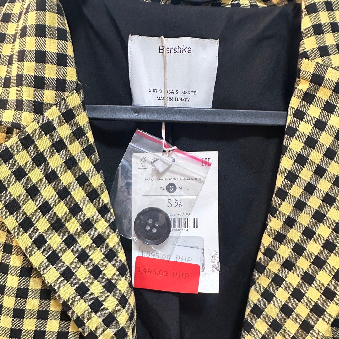 Bershka checkered crop top coat (Category: Coats, Jackets and Outerwear) located in Antipolo. Submitted by woozisruby (Listing ID 1383001795, Image 3). Description: .