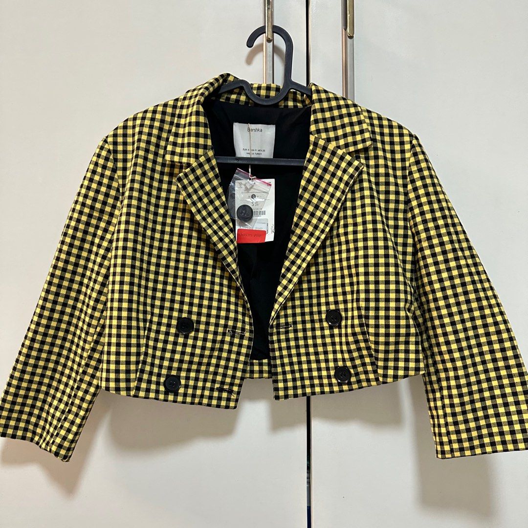 Bershka checkered crop top coat (Category: Coats, Jackets and Outerwear) located in Antipolo. Submitted by woozisruby (Listing ID 1383001795, Image 1). Description: .