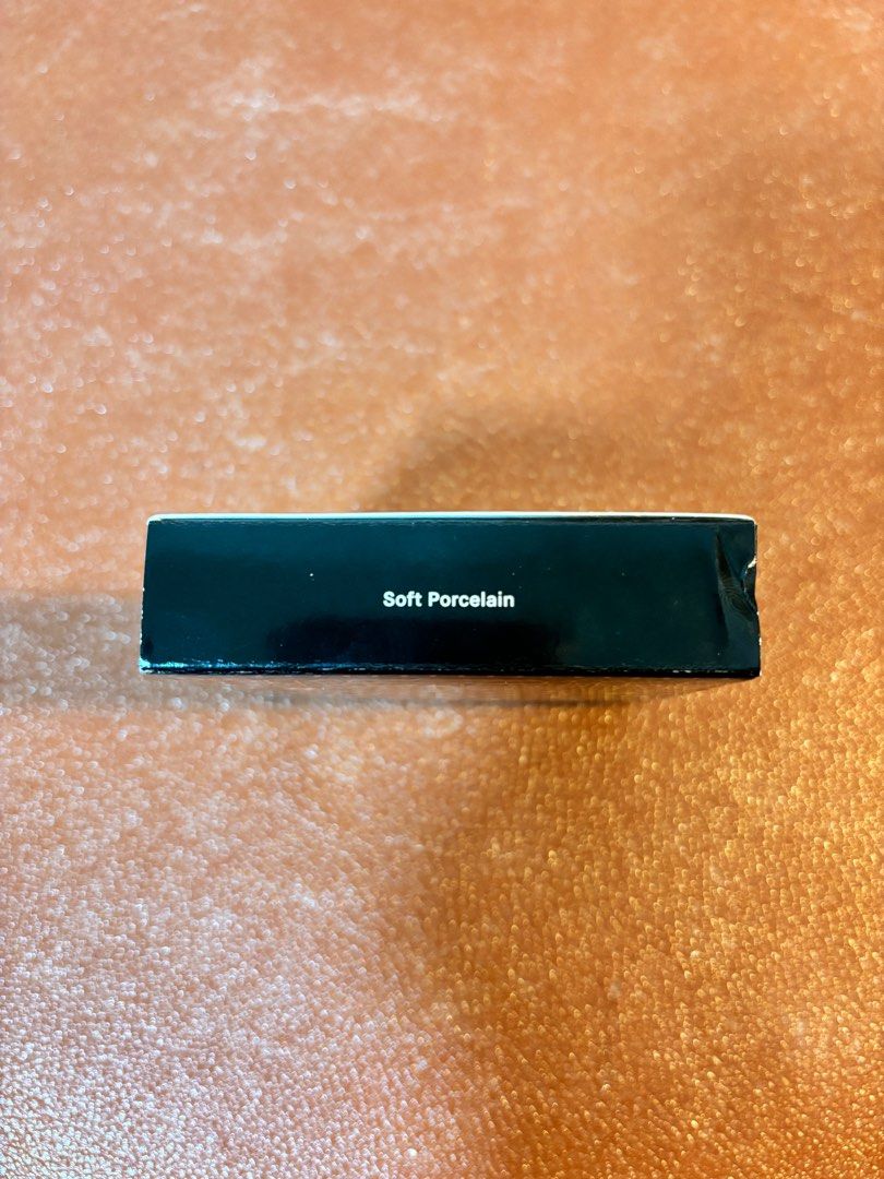 由 ppwqq0006683 (刊登 ID 1383016929，圖片 3) 提交，位於 高雄市 (Kaohsiung) 的 Bobbi brown 輕隱毛孔柔焦蜜粉餅 小精靈限量版 (類別：化妝品)，說明：色號Soft Porcelain，因與膚色落差較大，全新未使用含包裝盒讓給有緣人，粉盒非常可愛，控油力強，很適合夏天。效期2027/4。