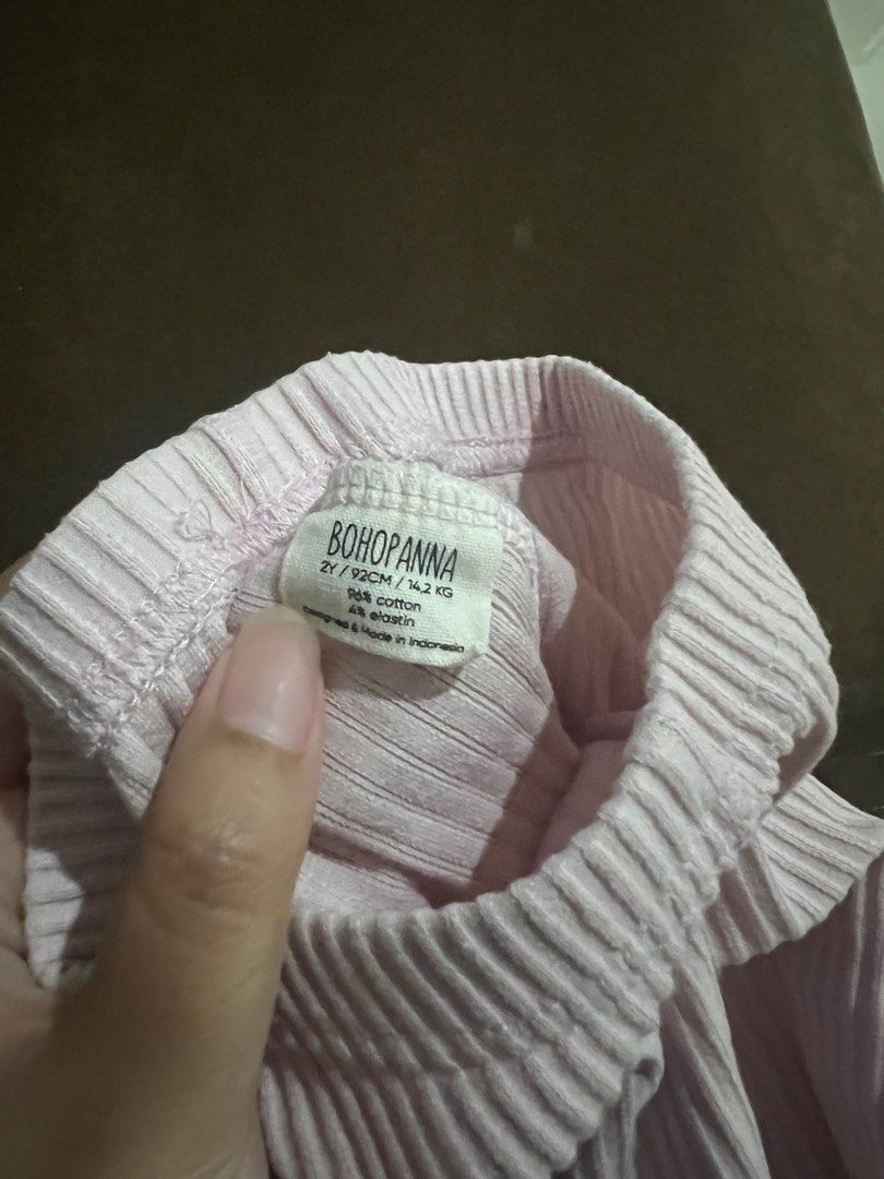 Bohopanna baby legging ruffle warna pink size 2Y (Kategori: Baju Bayi) berada di Bekasi. Dikirim oleh prelovedbymaygit (ID iklan 1382994785, Gambar 3). Deskripsi: Bohopanna baby legging warna pink. Ada ruffle di bawahnya. Size 2Y sd 14 kg .
