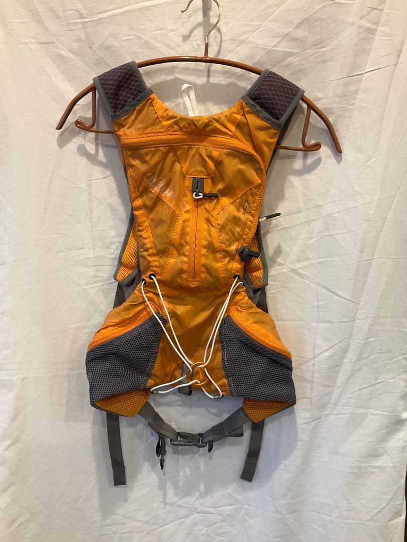 由 bubscloset (刊登 ID 1382964971，圖片 1) 提交，位於 嘉義市 (Chiayi City) 的 ［二手］CamelBak 駱駝 單車騎行包 衝鋒包 可搭配水袋 (類別：單車)，說明：駱駝牌，購於美國。原價近4k，可自行搭配水袋。 尺寸：單一尺寸 品相：95新（⚠️ 無水袋）。