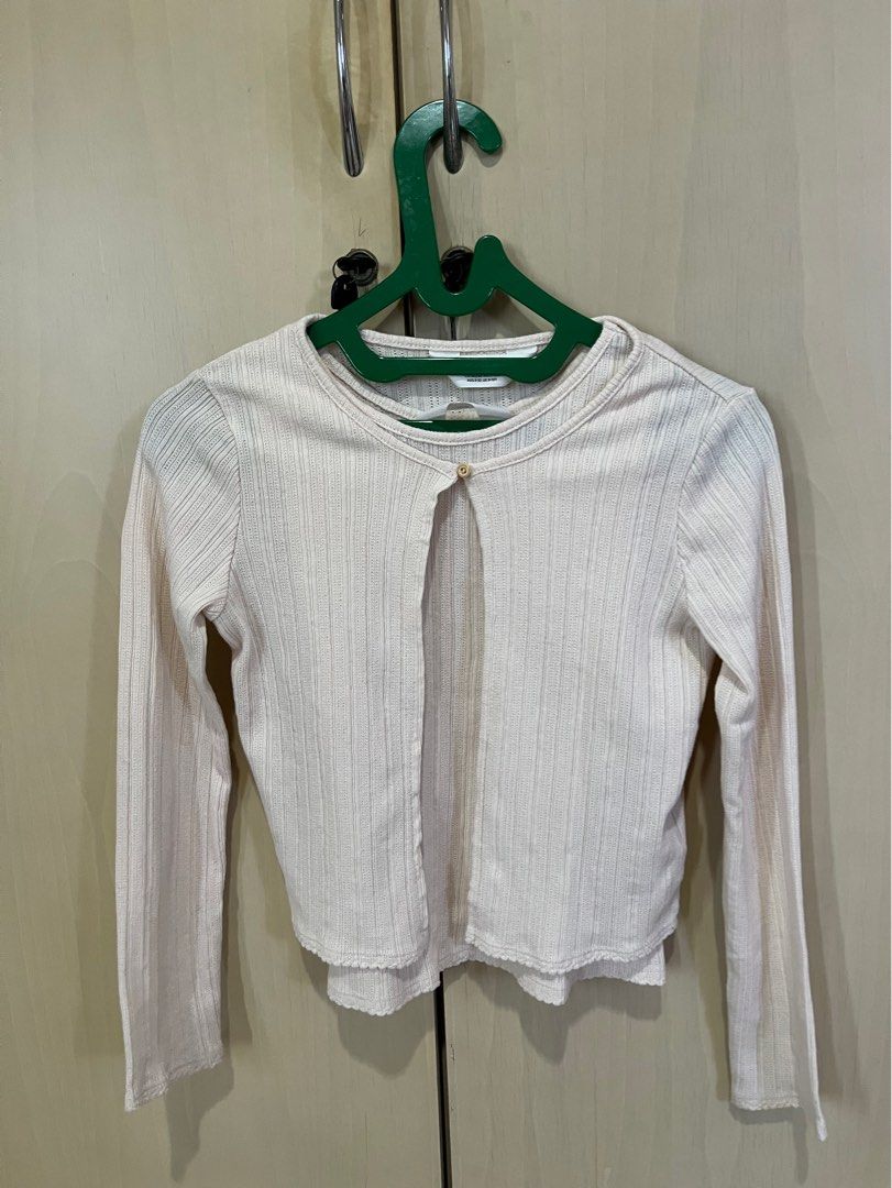Cardigan H&M Anak satu set dengan dalaman (Kategori: 8 hingga 12 tahun) berada di Jakarta Utara. Dikirim oleh ameliasells (ID iklan 1382891294, Gambar 1). Deskripsi: Size UK 8-10 y Cardigan outer H&M LD: 70 cm Panjang: 43 cm Dalaman H&M LD: 68 cm Panjang: 45 cm ada noda (lihat di gambar).
