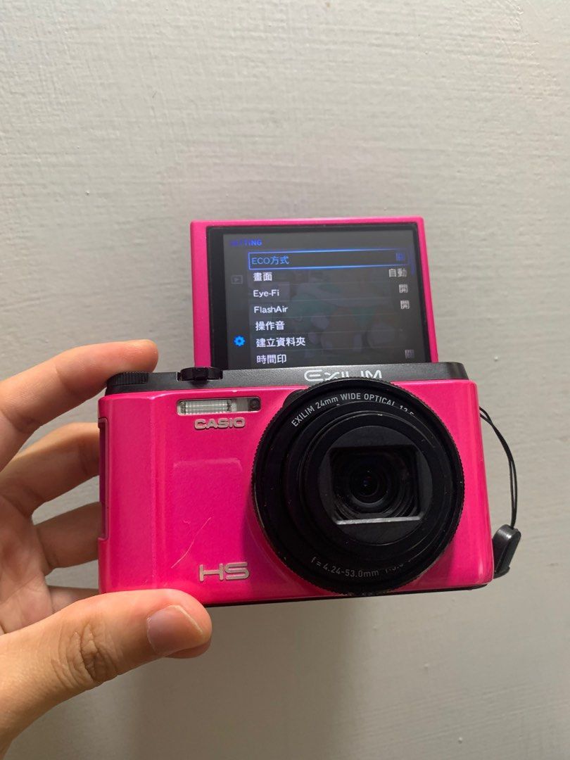 由 qx2000.co (刊登 ID 1382912150，圖片 1) 提交，位於 台北市 (Taipei) 的 Casio EX ZR1200 ccd數位相機 卡西歐 自拍翻轉屏 冷白皮 小紅書 ccd (類別：相機)，說明：稀有的卡西歐自拍螢幕相機 外觀漂亮 稍有使用痕跡 功能全部正常~~ 螢幕有點暗角、鏡頭小髒污不影響出片！ 附一顆原廠電池 其餘配件自備或加購 匯款店到店，售出不退。