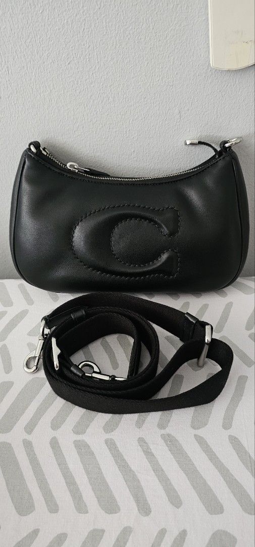 Coach Black kilikili bag almost new (Category: Luxury Bags & Wallets) located in Mandaluyong City. Submitted by jadidwintrywalk (Listing ID 1382921929, Image 1). Description: Authentic Coach kilikili Bag almost new, color Black.
