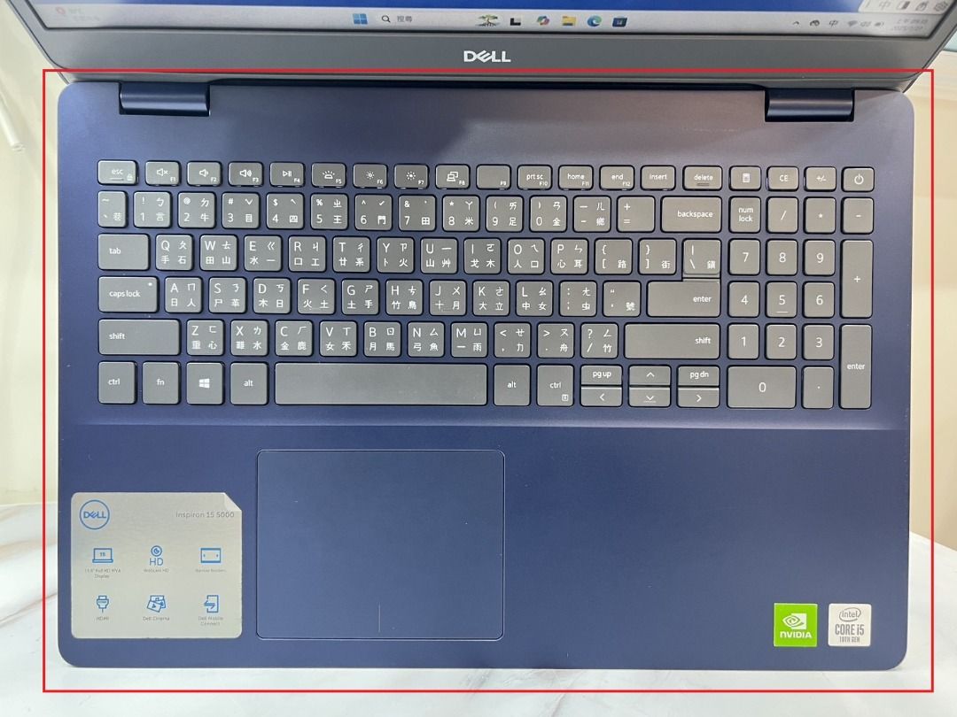 由 elba_digital (刊登 ID 1382998207，圖片 2) 提交，位於 高雄市 (Kaohsiung) 的 【艾爾巴二手】DELL i5-1035G1/8G/256G+1T/MX230 15.6吋 藍#二手筆電#屏東店N3V43 (類別：桌上電腦或筆記型電腦)，說明：DELL Inspiron 5593 i5-1035G1/8G/256G+1T/MX230 15.6吋 藍 𓍯𓂃𓏧♡ 機身外觀皆有輕微磨損、刮痕及貼紙痕跡，螢幕顯色四周輕微老化偏粉(無法完美呈現)，其餘按鍵功能皆正常。 ⚠️二手商品皆會有使用痕跡，請確認內文機況後，不介意者再下單購買，謝謝!! ⚠️ ⚝有含配件:原廠變壓器、"無"原廠盒裝 ⚝序號後五碼：*********N3V43 ⚝電池健康度 ：75%(依batteryreport測試，僅提供參考用，依實際使用狀況為主) 規格如下 ⚝螢幕：15.6吋 (對角線) ⚝作業系統：Windows 11 家用版 ⚝處理器 ：Intel(R)Core(TW)