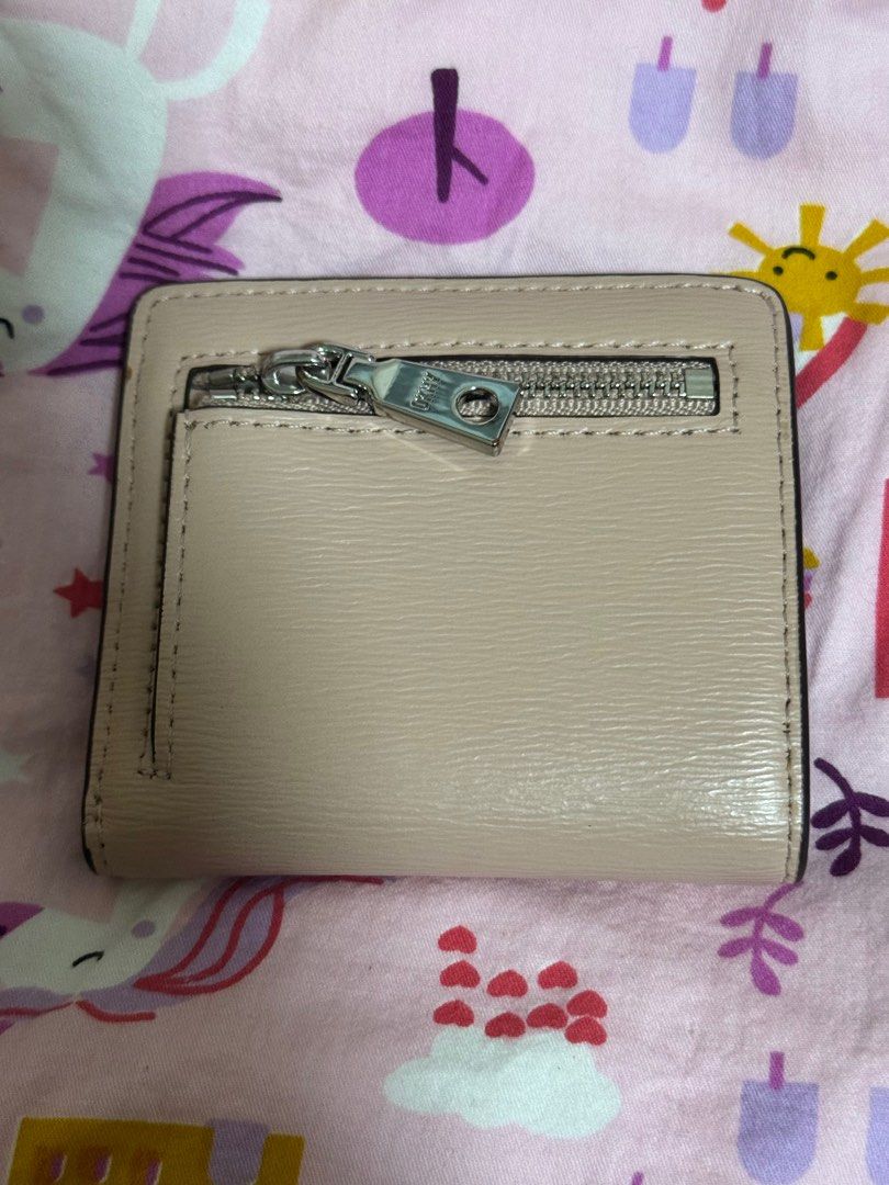 DKNY Bifold Wallet (Category: Wallets & Card holders) located in Quezon City. Submitted by kmaeb (Listing ID 1383059741, Image 2). Description: Flaws found inside (seen in pics) Authentic .