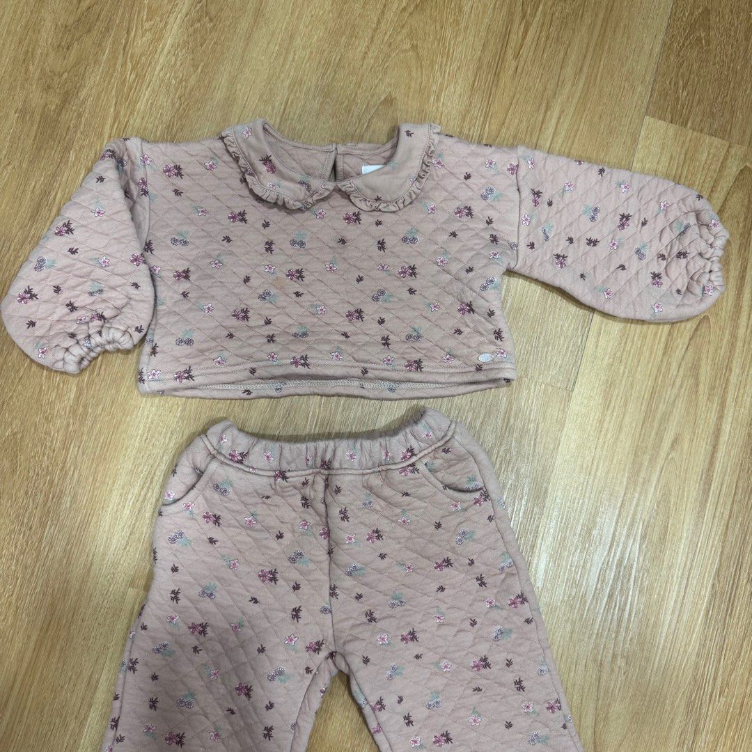 Eligo Quilted Sweatshirt and Pants Set (Category: Babies & Kids Fashion) located in Shah Alam. Submitted by the_arthara (Listing ID 1382901700, Image 2). Description: A smart look for your girl, this ensemble is complete with a long-sleeved sweatshirt and matching track pants. The quilted pattern on both pieces along with the prints heightens the overall look of the set. Offering comfort and ease, the set is a must-have for your girl. Size 3-4y .