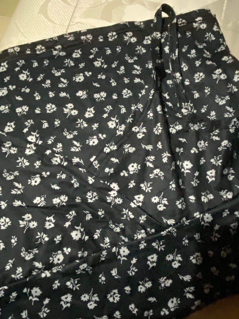 Floral Print Black Dress (Category: Dresses) located in Las Pinas. Submitted by ruegars (Listing ID 1382996508, Image 2). Description: Rfs: wrong size If you buy more, can get a discount Can fit m to semi l (if you are not that busty).