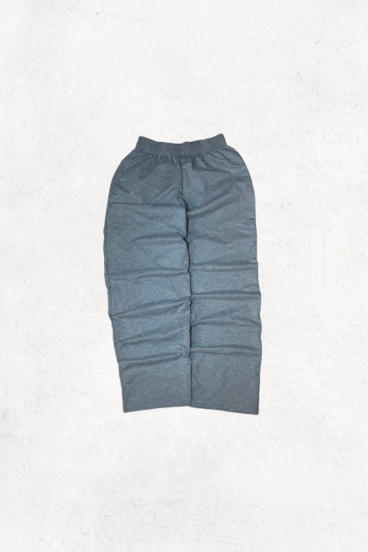 Gray Straight Wide Sweatpants (Category: Sleep and Loungewear) located in Santa Rosa. Submitted by mandeclutterzzz (Listing ID 1382977064, Image 2). Description: Gray Straight Wide Sweatpants!! 🩶 Length: 38 inches Thigh: 12 inches Waist: Garter sya so 25-32 (?) Drop your offers! 💸 Super comfy neto kaso wrong size binili ko so medyo maliit sya saken..but nonetheless maganda quality nya! parang lined sya inside and the garter is nice and stretchy