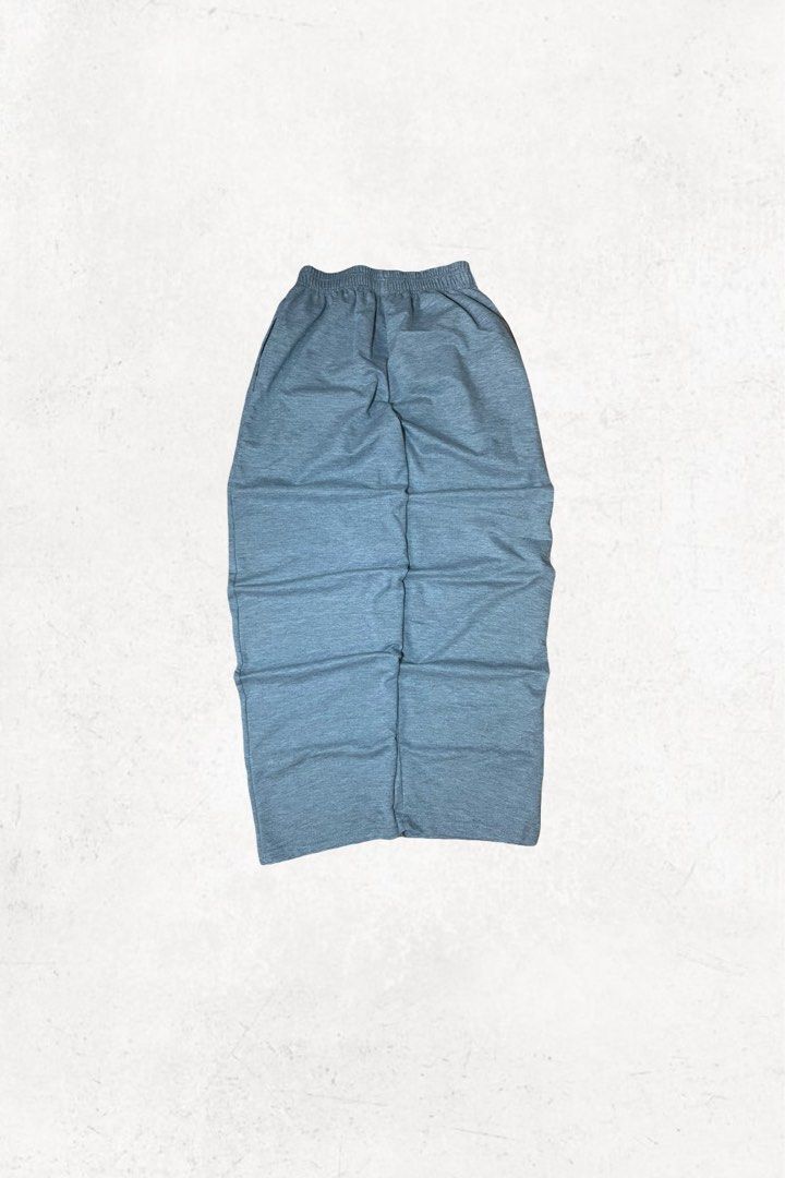 Gray Straight Wide Sweatpants (Category: Sleep and Loungewear) located in Santa Rosa. Submitted by mandeclutterzzz (Listing ID 1382977064, Image 1). Description: Gray Straight Wide Sweatpants!! 🩶 Length: 38 inches Thigh: 12 inches Waist: Garter sya so 25-32 (?) Drop your offers! 💸 Super comfy neto kaso wrong size binili ko so medyo maliit sya saken..but nonetheless maganda quality nya! parang lined sya inside and the garter is nice and stretchy