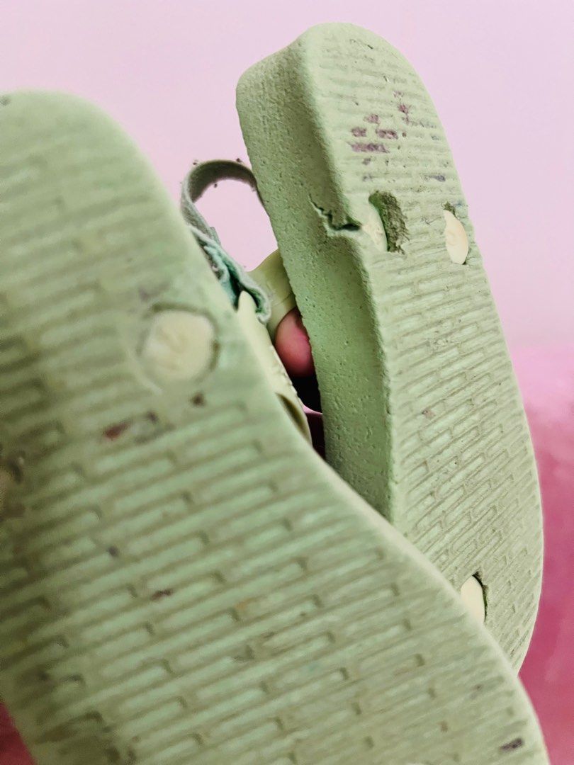 Havaianas Slipper for toddler (Category: Babies & Kids Fashion) located in Manila. Submitted by hellot_preloved (Listing ID 1383011598, Image 2). Description: WYIWYG Outgrown.