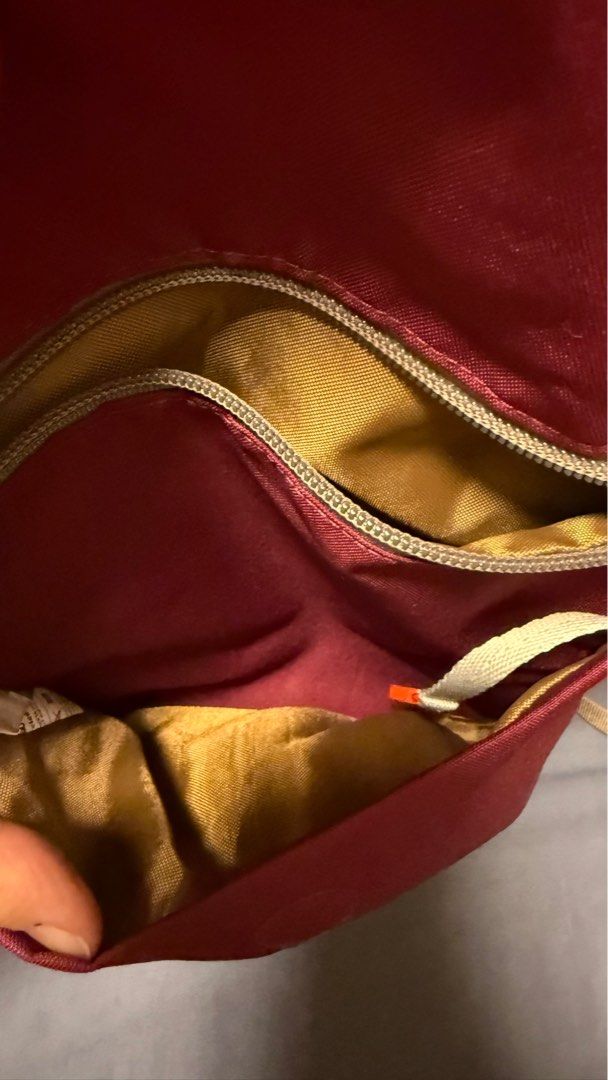 Hellolulu （分類：單肩包）位於 Hong Kong。 由 chan7654 提交（商品編號 1383033342，圖片 3）。簡介： 八九成新 多格 。
