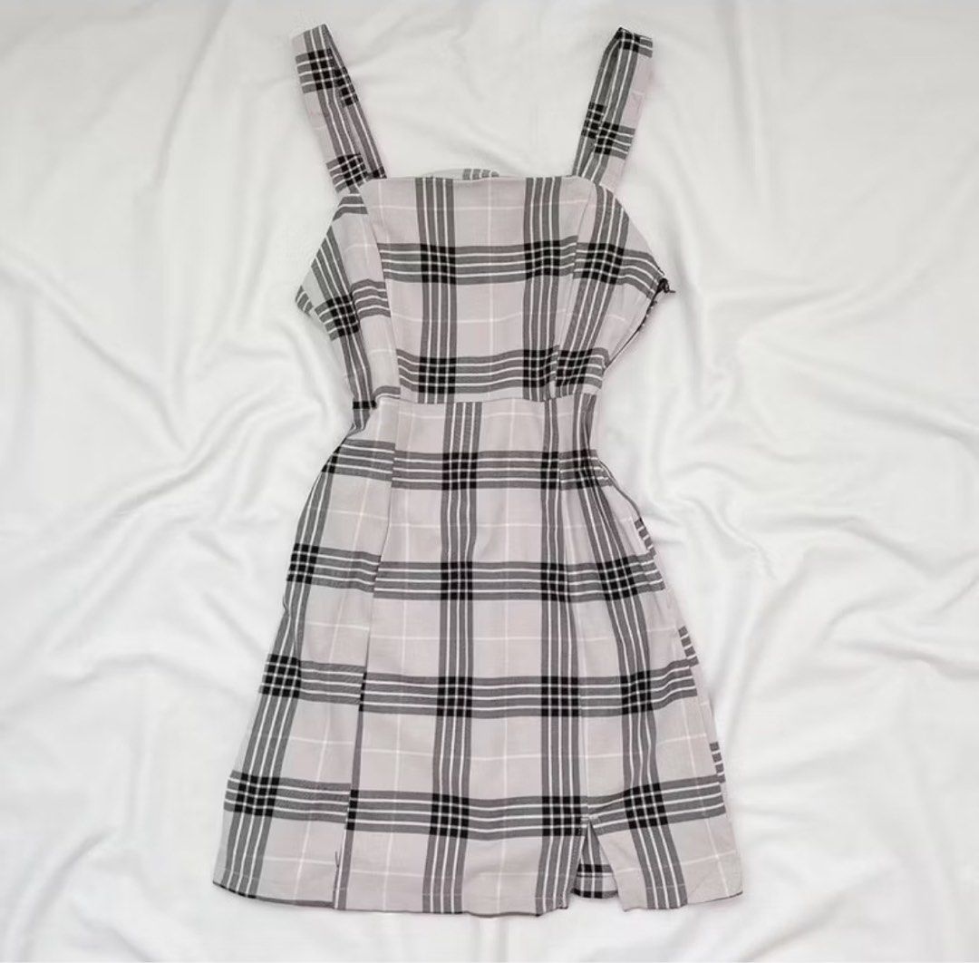 H&M Lilac Mini Dress (Category: Dresses) located in Capas. Submitted by secondsbya_ (Listing ID 1383045171, Image 1). Description: - fits xs.