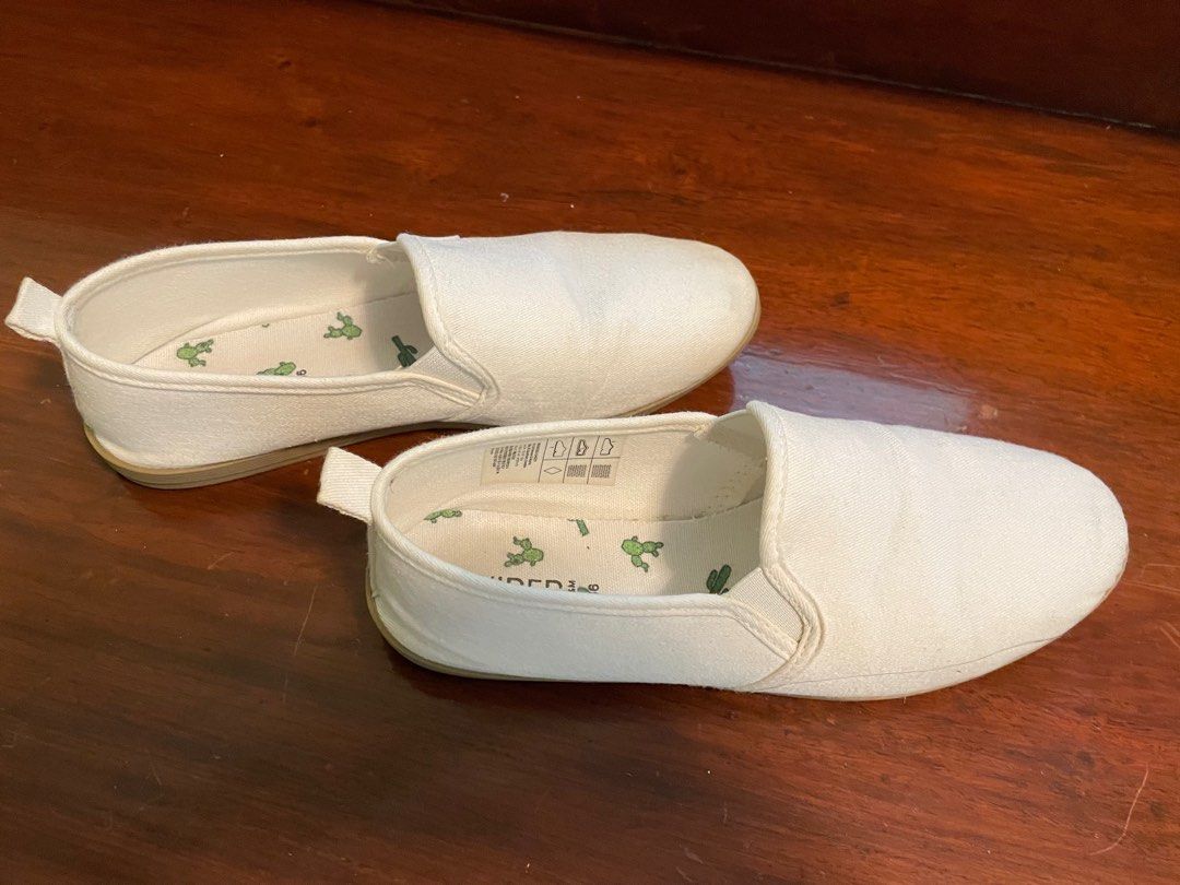 H&M Shoes (Category: Flats & Sandals) located in Quezon City. Submitted by thyca (Listing ID 1382886993, Image 2). Description: Size 5.5 - 6.