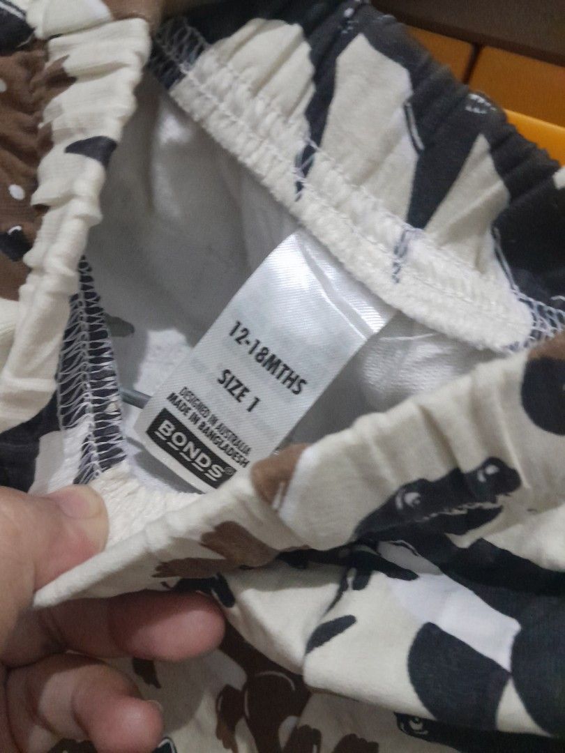 Joger bonds (Kategori: 1 hingga 3 tahun) berada di Jakarta Barat. Dikirim oleh alf_boutique (ID iklan 1382920998, Gambar 2). Deskripsi: joger bonds size 1 (1-2y) 3th jg bs. Saku 1 dibelakang ada noda samar bgt di slide 3.