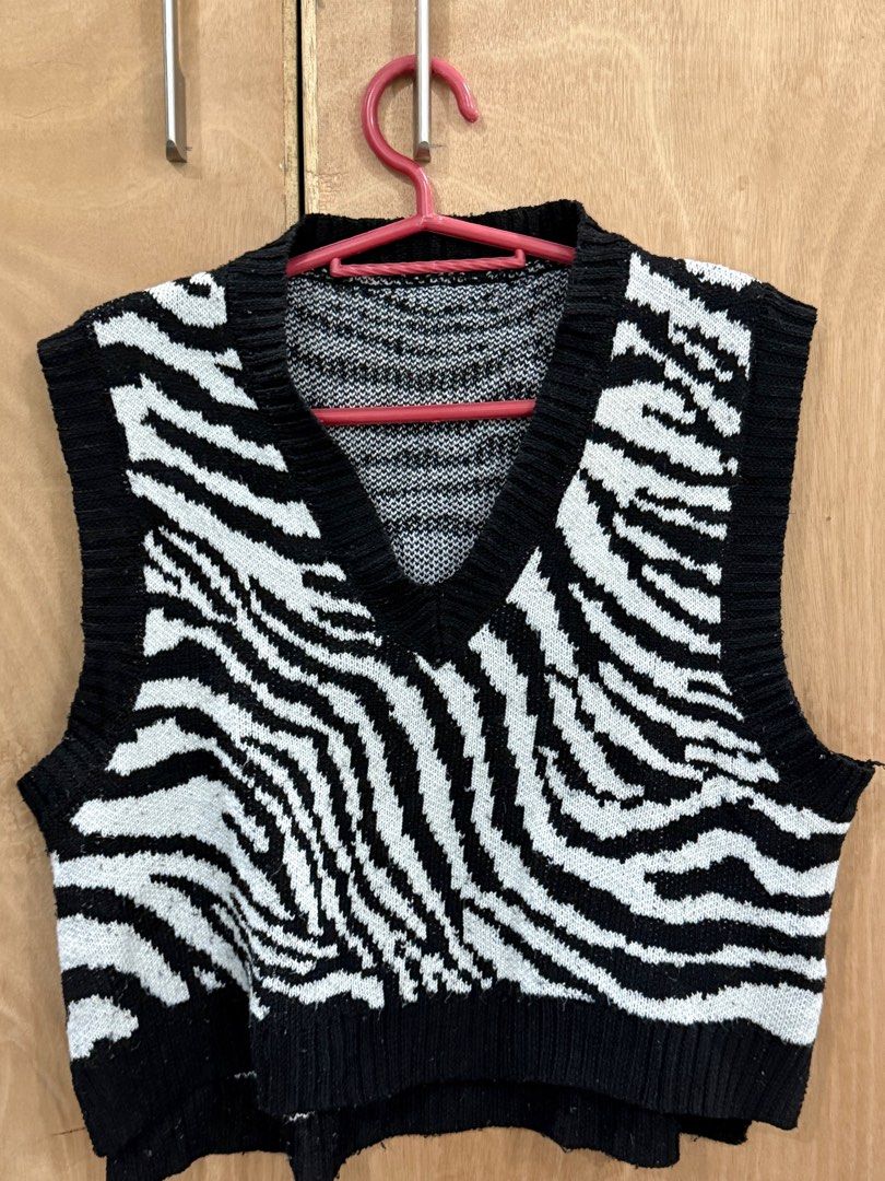 Knitted vest top (Category: Sleeveless) located in Caloocan City. Submitted by aneeeee_ (Listing ID 1383000407, Image 1). Description: * FITS SMALL TO MED * SUPER NICE IN PERSON Message me for inquiries:) .