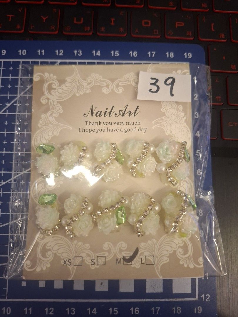 由 a78756522029825 (刊登 ID 1382972977，圖片 2) 提交，位於 台中市 (Taichung) 的 M碼穿戴甲 (類別：美甲、手部保養)，說明：因為要搬家 穿戴甲買太多佔空間所以賣出 每種都只有一副 會送一張果凍膠❣️需要近看歡迎私聊。