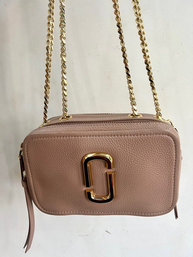 Marc Jacobs the Glam shot sling bag (Category: Luxury Bags & Wallets) located in Cavite. Submitted by ymer09 (Listing ID 1382965972, Image 2). Description: 📌preloved bag Japan source 📌 euc 📌pm for more details 📌with dustbag, manual, serial code 💵payment first + sf 💵MOP: gcash and bdo 🛵: JNT, LBC, and lalamove 📍 Tanza Cavite can do meet up around Tanza Cavite only! .