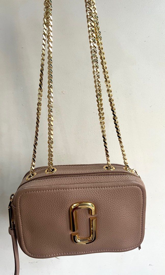Marc Jacobs the Glam shot sling bag (Category: Luxury Bags & Wallets) located in Cavite. Submitted by ymer09 (Listing ID 1382965972, Image 3). Description: 📌preloved bag Japan source 📌 euc 📌pm for more details 📌with dustbag, manual, serial code 💵payment first + sf 💵MOP: gcash and bdo 🛵: JNT, LBC, and lalamove 📍 Tanza Cavite can do meet up around Tanza Cavite only! .