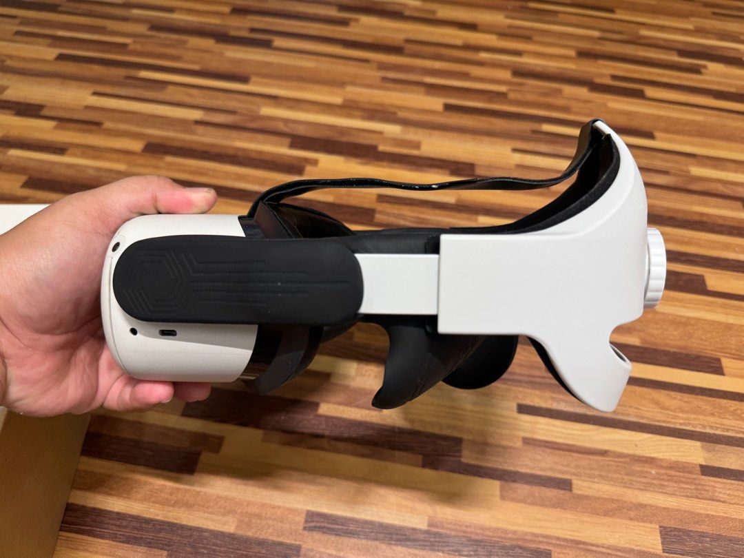Meta Quest 2 (Category: Virtual Reality) located in Alor Setar. Submitted by ryuunosukemizan (Listing ID 1382977101, Image 2). Description: Meta Quest 2 Rm800 (nego sampai jadi) 1x Quest 2 Headset 1x Elite Strap for Head 1x Ear Rubber Cover for Sound Enhancement 2x Quest 2 Joystick 1x VR Cable 1x Box Barang macam dalam gambar. Ada kotak. Cuma kulit kotak dia hilang. Joystick kanan dh ditukar baru. Face cover strap baru Jualan terdesak nak pakai d